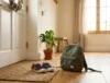 Zapatos de niño y una mochila junto a la puerta de casa, custodia compartida